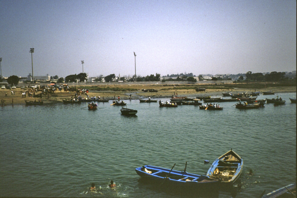 mar92_2_26 rabat-sale embouchure bou ikrane.jpg - Centre, été 1992 Rabat Au soir, à l'embouchure du Bou Ikrane, de nombreuses barques traversent l'oued pour rejoindre Salé depuis Rabat Kodachrome 25